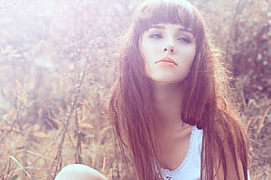 用Photoshop调出棕褐色的户外女孩写真图片