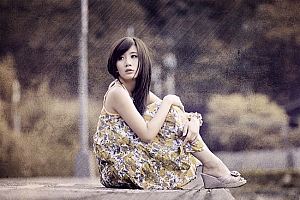 Photoshop制作褐色拉丝背景的怀旧美女照片