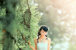 PS调色打造树林中优雅的阳光美女婚纱照片