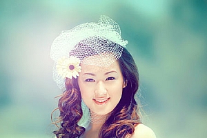 PS调色调出甜美青黄色虚化背景的人物照片