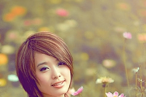 Photoshop调出黄绿色效果的花草中的女生照片
