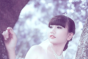 Photoshop调出淡紫色外景甜美新娘照片