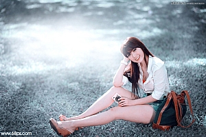 Photoshop调出蓝色效果的草地女孩艺术照片