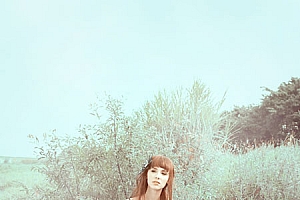 用Photoshop通道调出淡雅青色外景人物照片