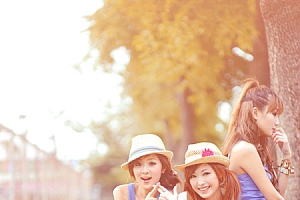 Photoshop调出黄褐色夏季公园中的美女图片