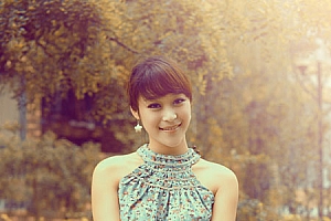 Photoshop调出橙黄色柔美的公园中女孩照片
