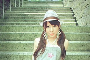 Photoshop调色青绿色效果的美女近照图片