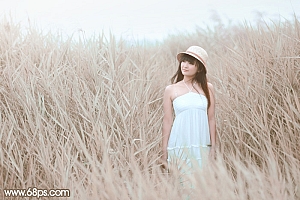 Photoshop把芦苇荡中的人物照片调成秋季色彩