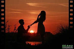 使用PS制作出电影胶片效果的夕阳下情侣自拍照片