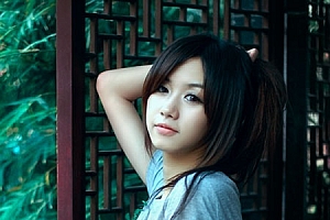 Photoshop调出暗青色古典背景的女孩图片
