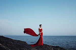 Photoshop后期调色,快速的调出蓝色通透的海景婚纱照片