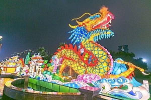 美女陪伴赏明月是什么生肖(美女陪伴赏明月人间月亮也很美呀)