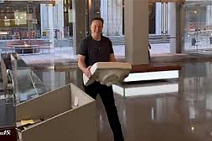 马斯克抱着水槽进推特总部,发文称:“让它沉下去吧!