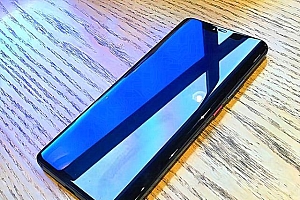 华为mate50系列真机海外市场曝光,双曲面刘海屏设计