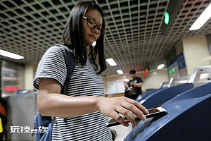 乘车时你是用“微信乘车码”,还是“华为公交卡’?哪个更好用?