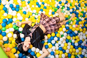 制服美女百褶裙美腿壁纸