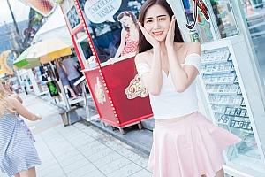 短裙美女街拍图片壁纸