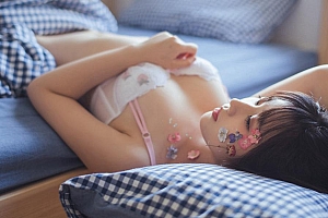 躺在床上的性感吊带内衣美女高清桌面壁纸图片