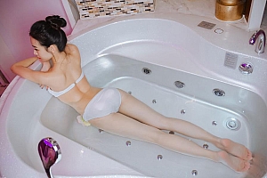 浴缸洗澡的性感白色内衣美女壁纸