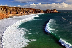 冲向沙滩的海浪风景壁纸