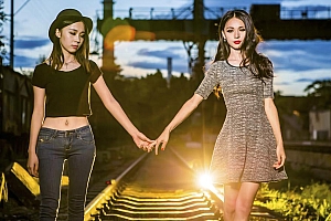 走在铁轨上拉手的好姐妹摄影壁纸