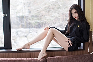 窗台长腿美女壁纸