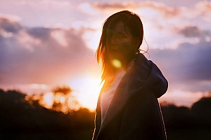 日落中逆光美女摄影壁纸