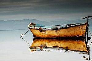 停泊的老渔船图片壁纸