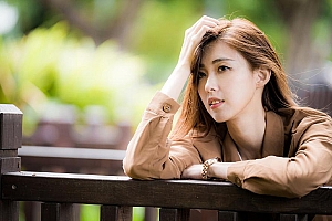美丽漂亮的棕发美女壁纸