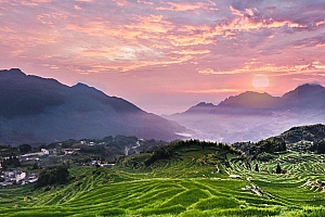 远山云和梯田护眼风景壁纸下载