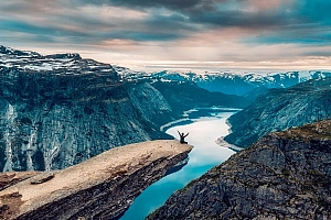 远眺远山高清自然风景壁纸图片