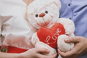 情侣手中的泰迪熊图片可爱桌面壁纸