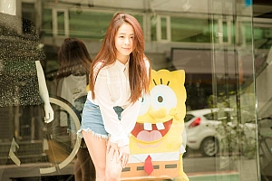 清纯长发美女街拍写真壁纸