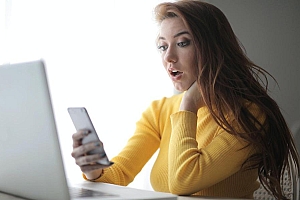 气质办公美女图片壁纸