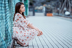 漂亮的碎花长裙清纯美女图片电脑桌面壁纸