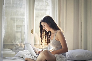 在家办公的女性美女图片壁纸