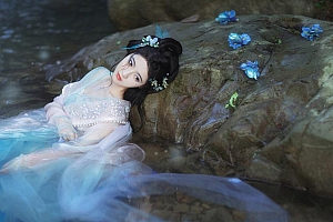 溪流中古装美女桌面壁纸