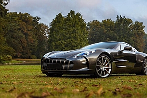 草地上黑色轿车图片壁纸