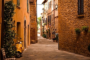 欧洲小镇小巷自然风景图片壁纸
