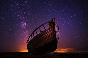 唯美星空下的木船图片高清壁纸