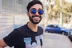 有点帅气的欧美男模图片壁纸