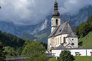 精美山中小型教堂图片手机背景下载