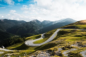 高山盘绕的道路高清壁纸图片