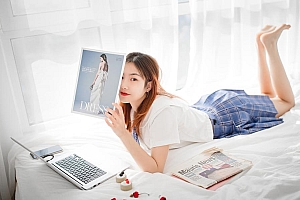 美女 方框裙子 床 杂志 报子 手机 电脑 美女壁纸