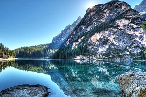 山水一色美丽的山峰倒影图片电脑桌面壁纸