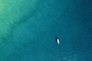 海洋中渺小的小船图片壁纸