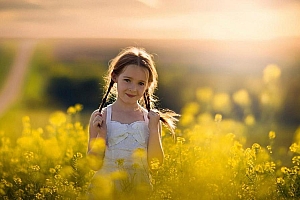 油菜花田里可爱的小女孩桌面壁纸