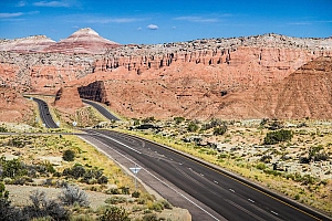 荒芜的沙漠道路图片高清壁纸