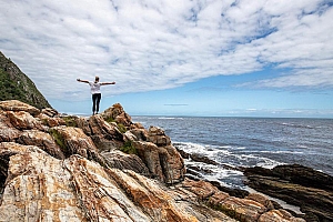 海边礁石上的欧美女子背影 自由自在海边风景壁纸桌面