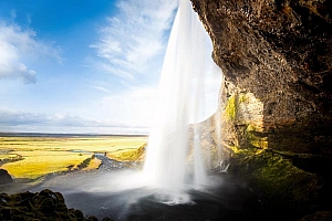 冰岛瀑布风景2K桌面壁纸